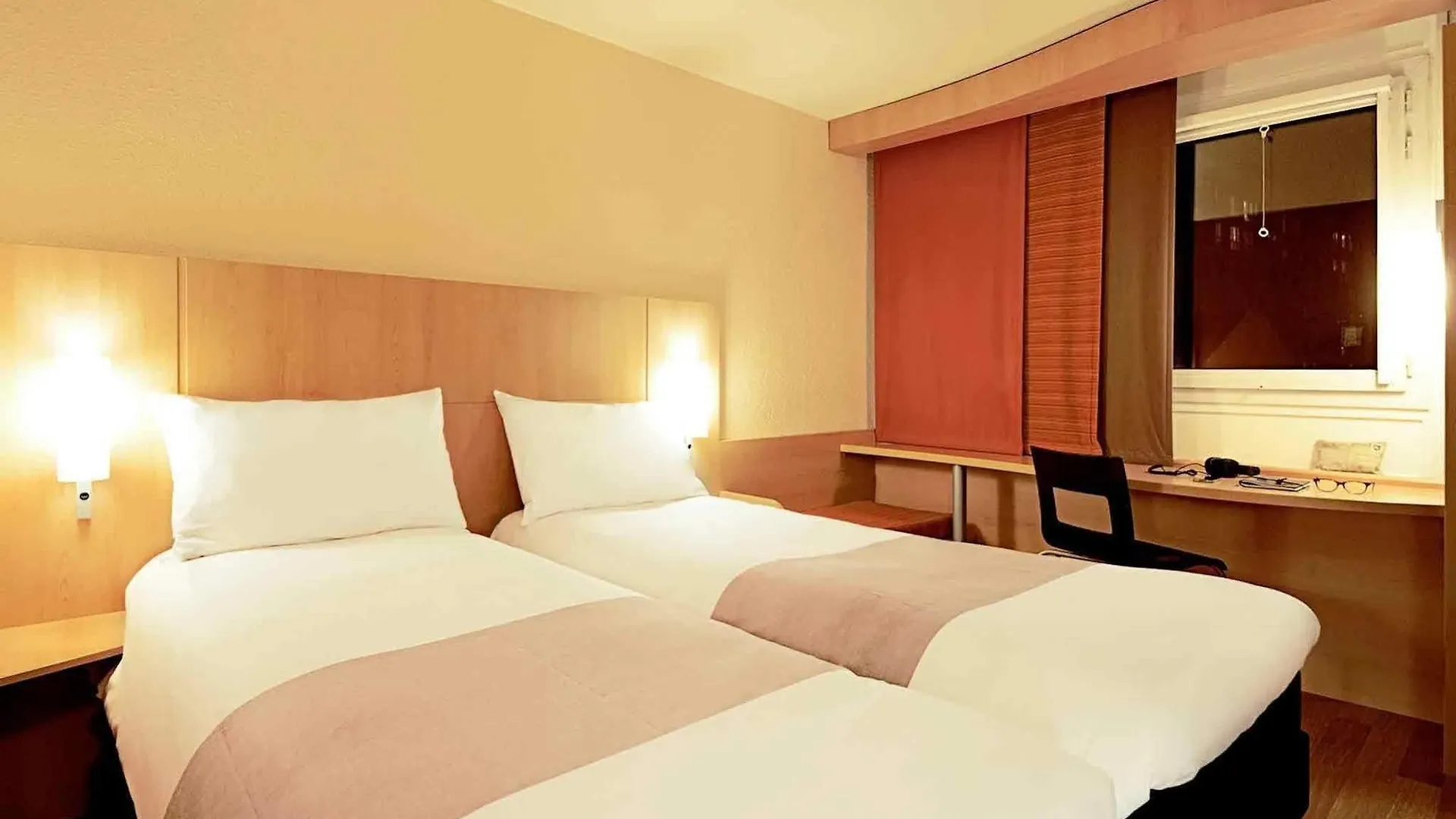Ibis Martigues Centre Hotel 3*,
